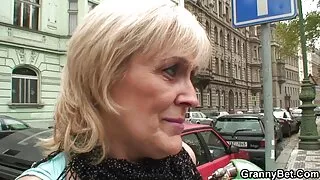 છોકરી સવારના બગીચામાં ચાલે છે અને સૂર્યની કિરણો સેક્સ વીડીયો બીપી હેઠળ ચૂતને બદલે છે