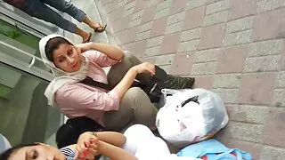 નમ્ર લેસ્બિયન્સ જુસ્સો દર્શાવે છે અને ડિલ્ડો બીપી સેક્સી બીપી પર લાદવામાં આવે છે